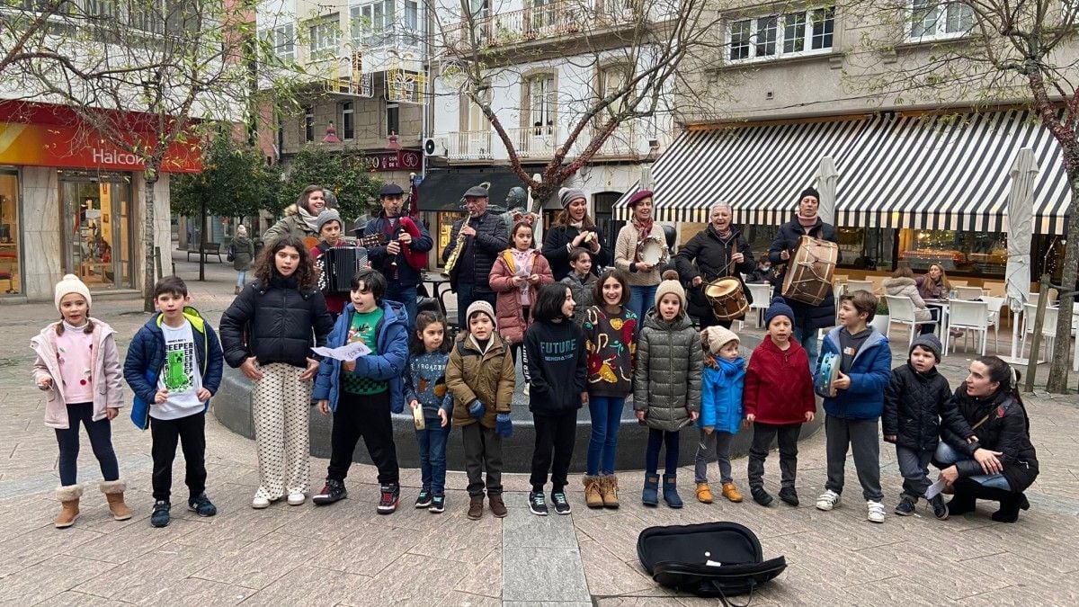 La cuadrilla de voces e instrumentistas de Os Chichisos interpretando Cantos de Reis