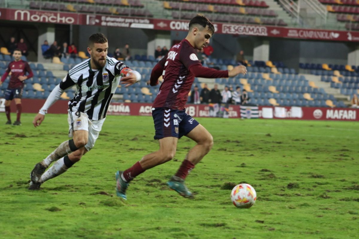 Miguel Román, en el partido entre Pontevedra y Badajoz en un maltrecho Pasarón