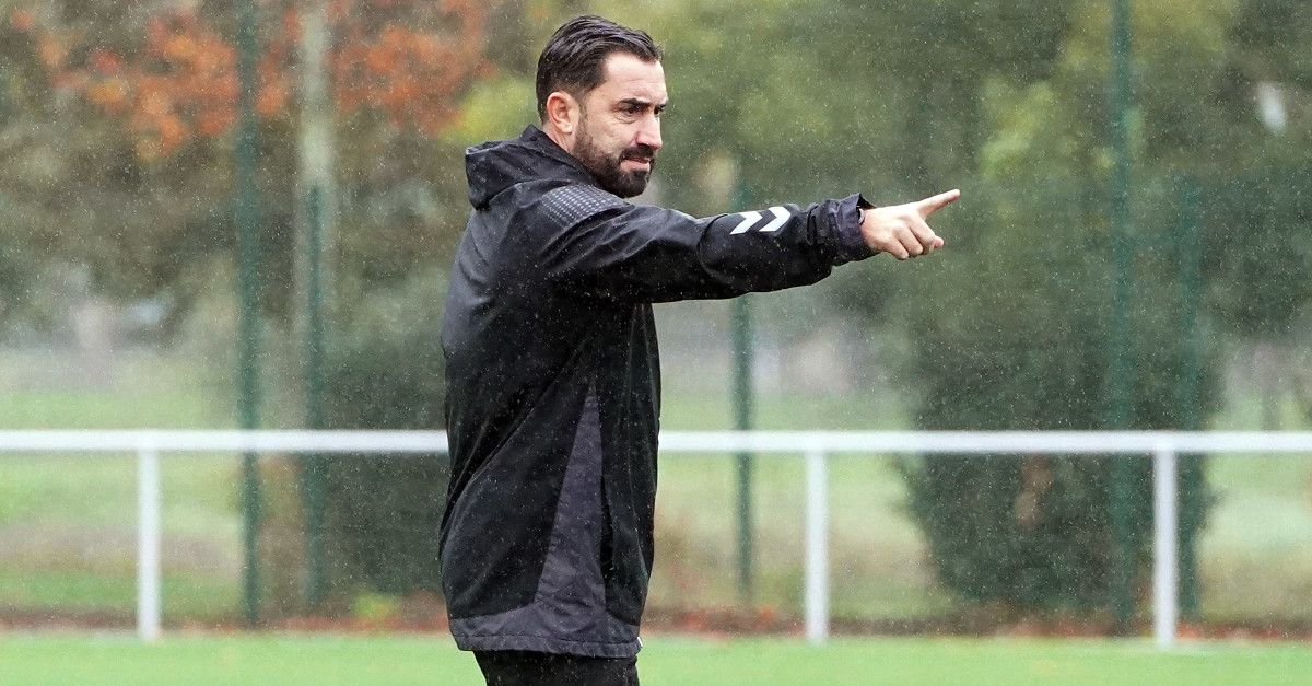 Antonio Fernández, entrenador del Pontevedra, en una sesión de entrenamiento en A Xunqueira