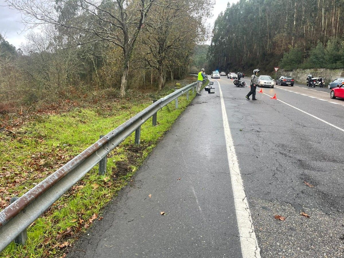 Moto accidentada en la N-541 en Tenorio