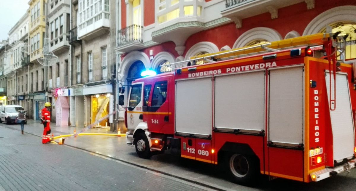 Intervención de los bomberos en las oficinas del Concello de Pontevedra