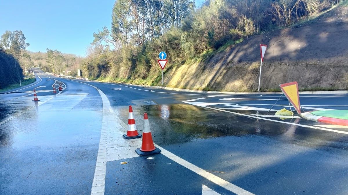 Agua que vierte la carretera entre Pedre y Serrapio