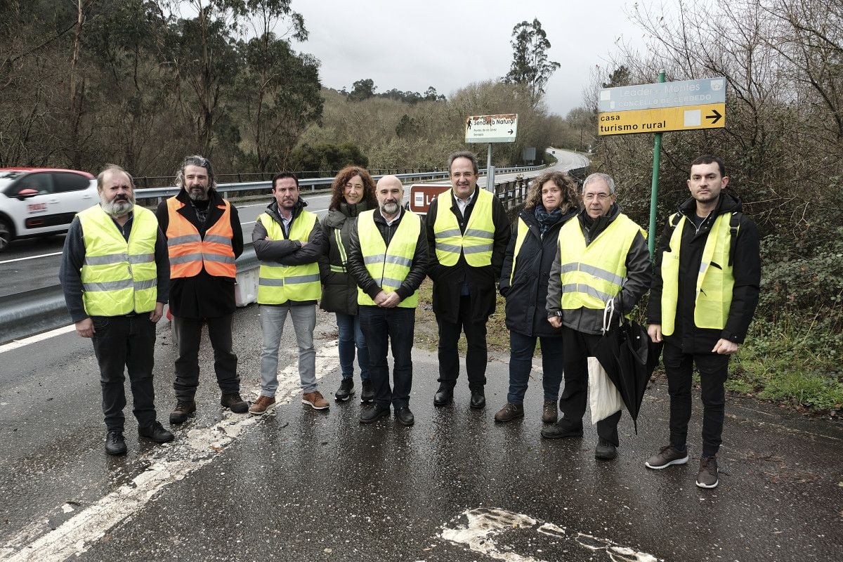 El diputado nacionalista Nestor Rego compareció acompañado por otros miembros del BNG