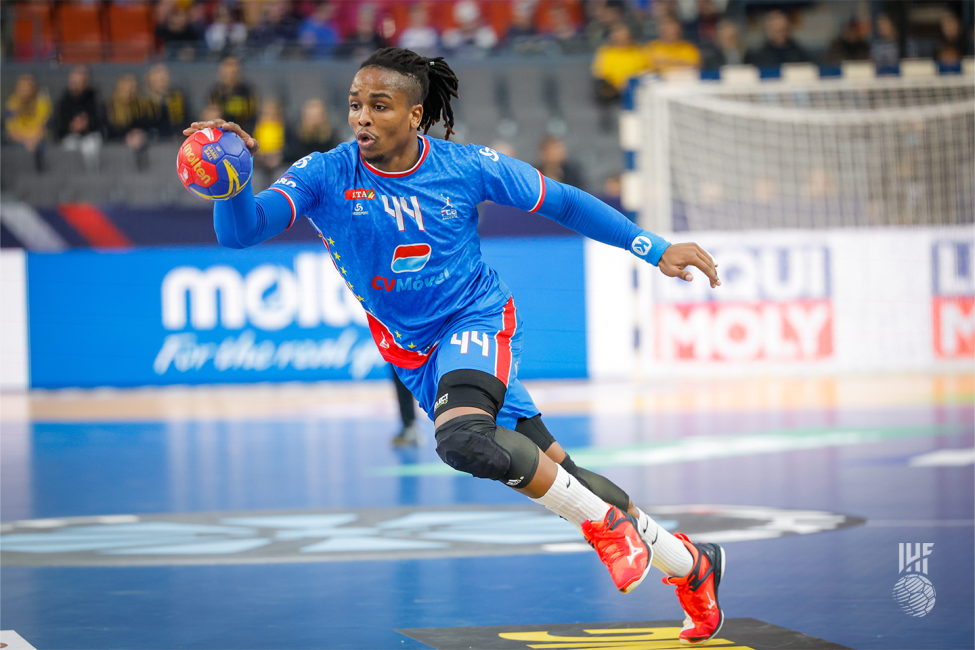 Gualther Furtado, jugador del Cisne, compite con Cabo Verde en el mundial de balonmano de Suecia y Polonia 2023