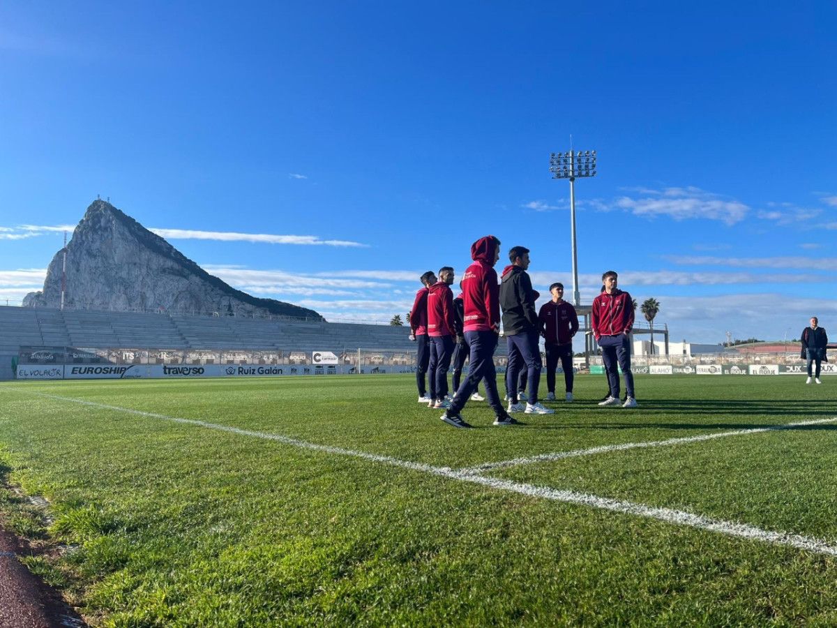 Jugadores del Pontevedra en el Estadio Municipal La Línea con Toni Otero al fondo