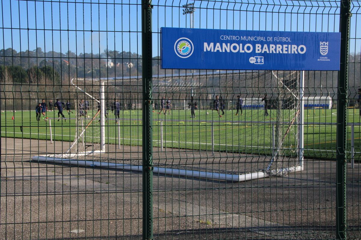 Entrenamiento del Pontevedra visto desde el exterior del segundo campo de A Xunqueira