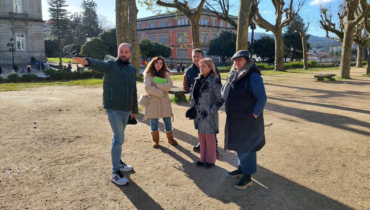 Iván Puentes e Yoya Blanco en la Alameda junto a las portavoces de los feriantes