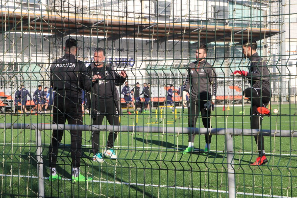 Entrenamiento del Pontevedra visto desde el exterior del segundo campo de A Xunqueira