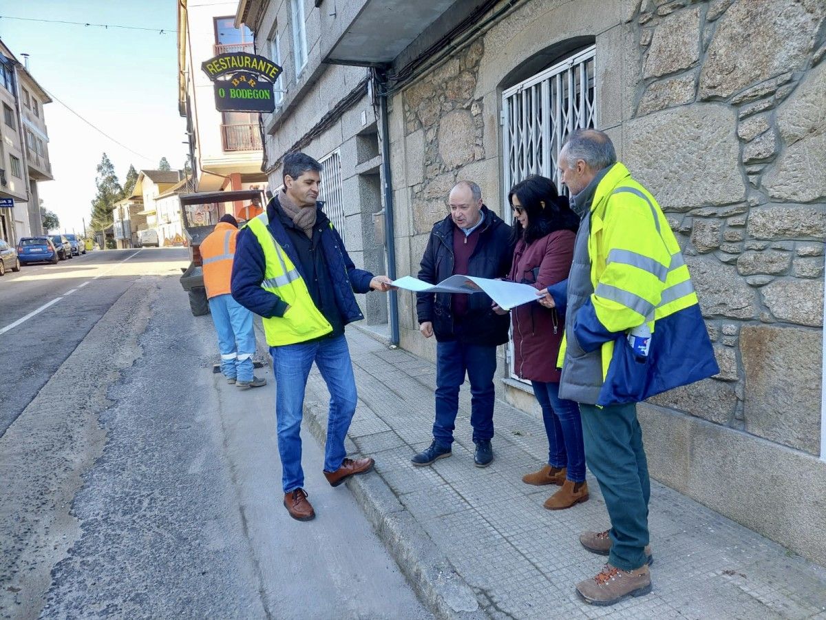 El alcalde de Moraña, José Cela visitó las obras en la Rúa 3 de Santa Lucía