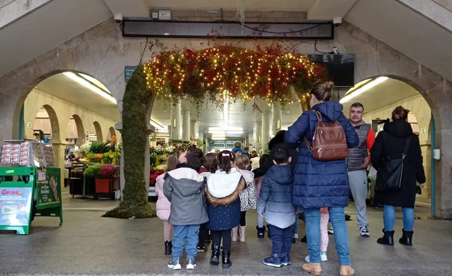 Escolares en la entrada del Mercado de Abastos