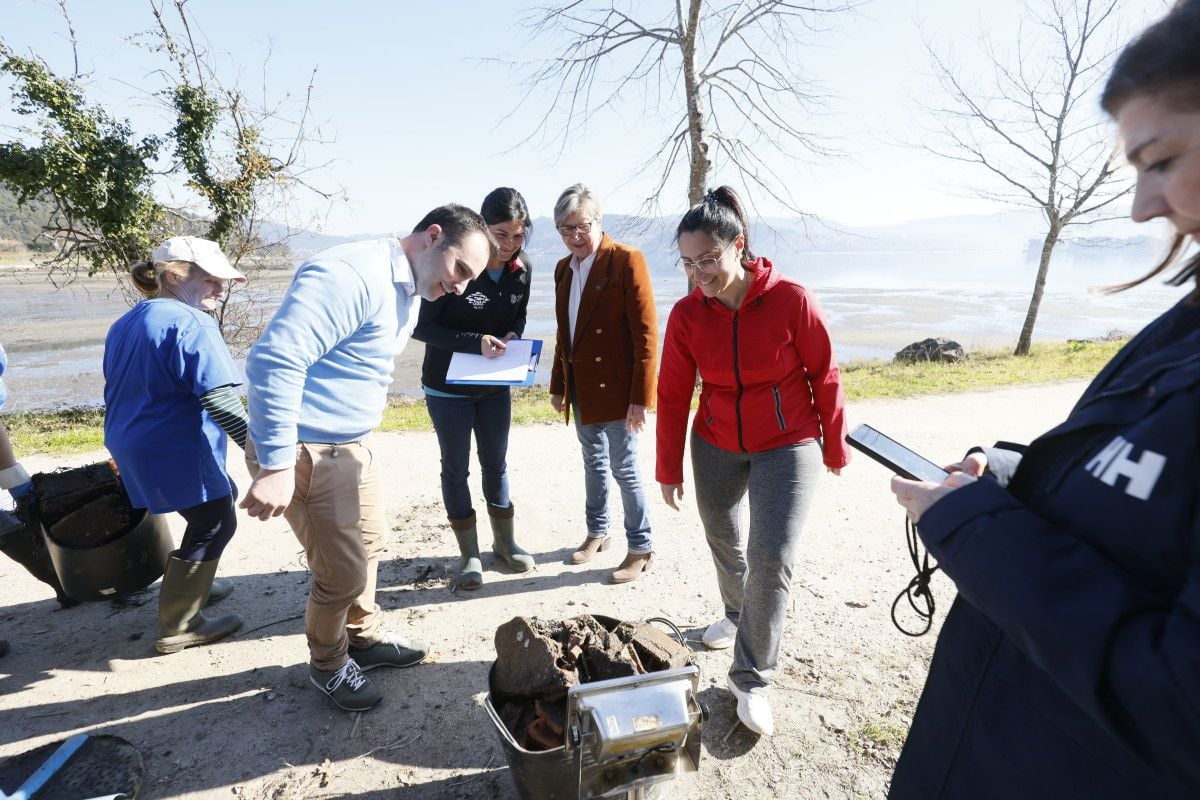 La conselleira do Mar asistió a una de las jornadas de limpieza de basura marina