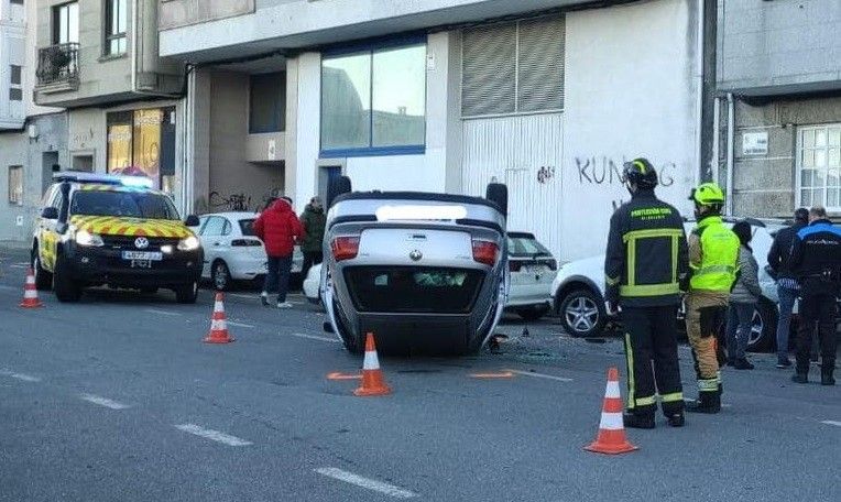 Un conductor choca contra tres coches aparcados en Vilagarcía