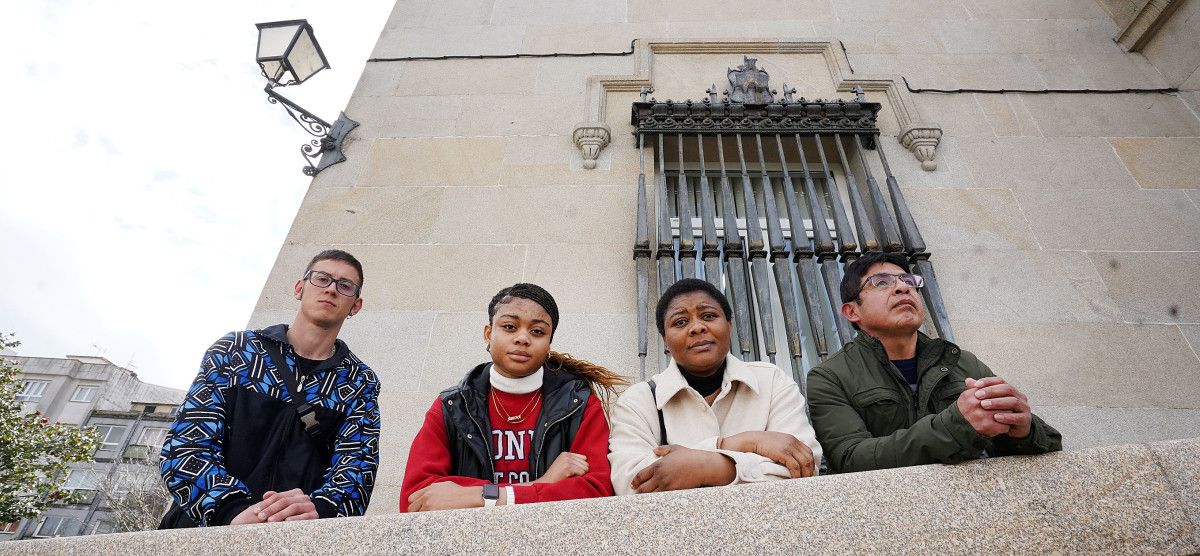 Kevin González, Jeanete Okutu e a súa nai Francisca e Pablo More, en Marín