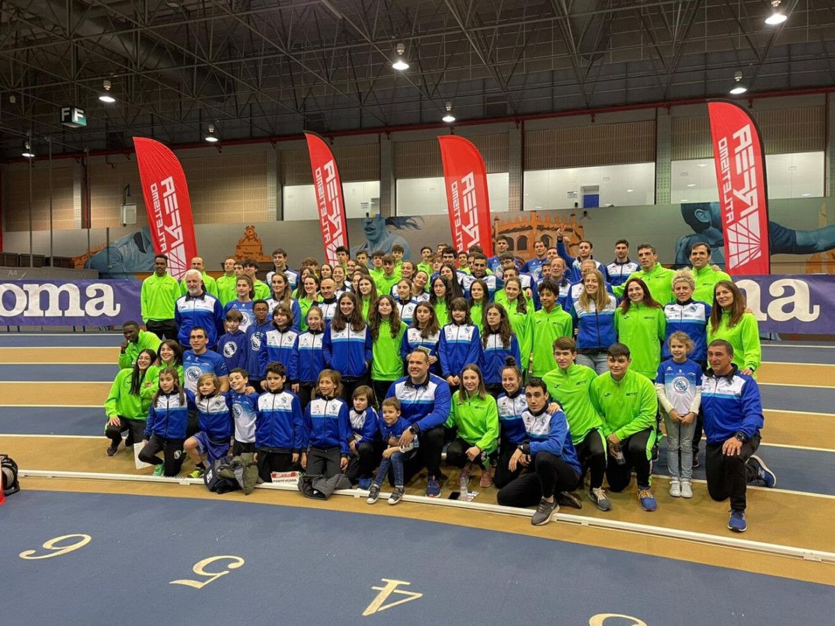 Atletas da Sociedad Gimnástica que participaron na Copa de España de clubs de pìsta cuberta en Ourense