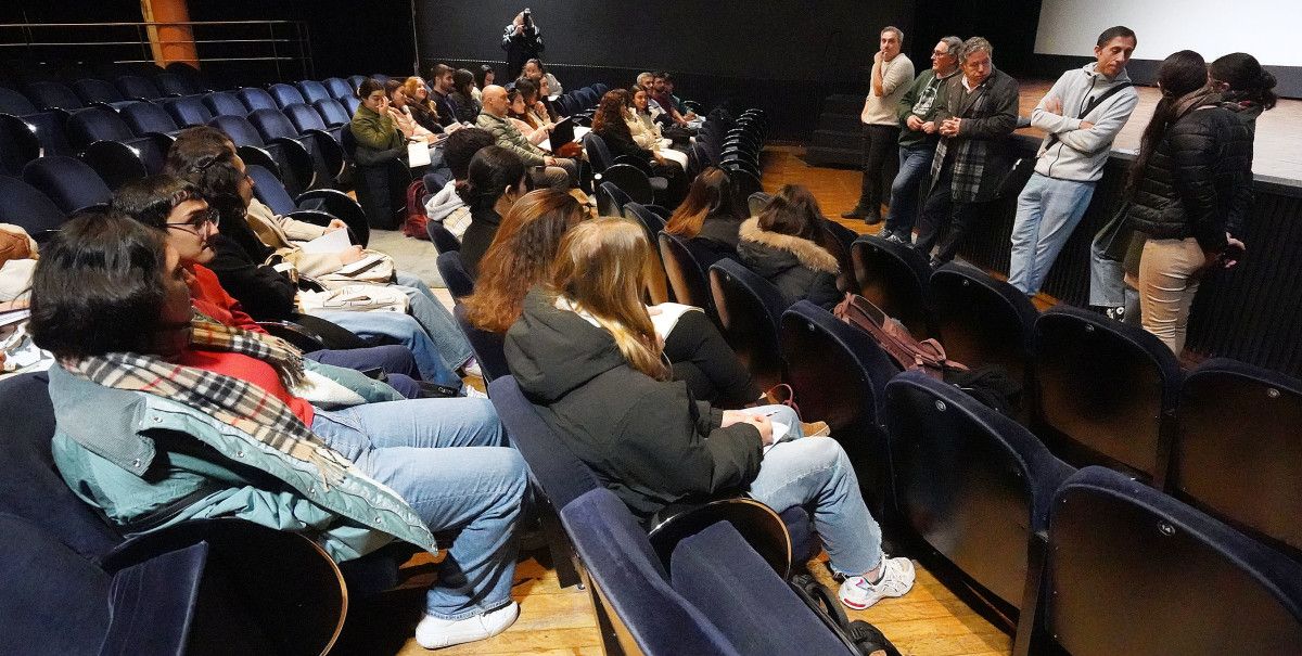 Recepción de Fernández Lores a estudiantes de Arquitectura que trabajan sobre los terrenos de Ence