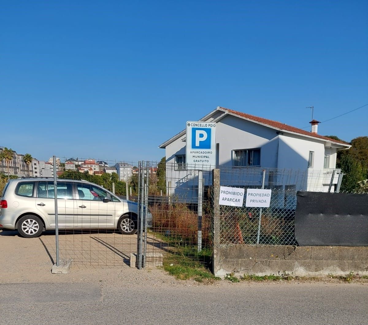 Estacionamiento disuasorio en San Salvador con carteles de "prohibido aparcar"