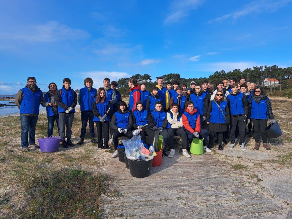 Foto de familia de las personas voluntarias que recogieron de desechos marinos en Area da Cruz y Raeiros