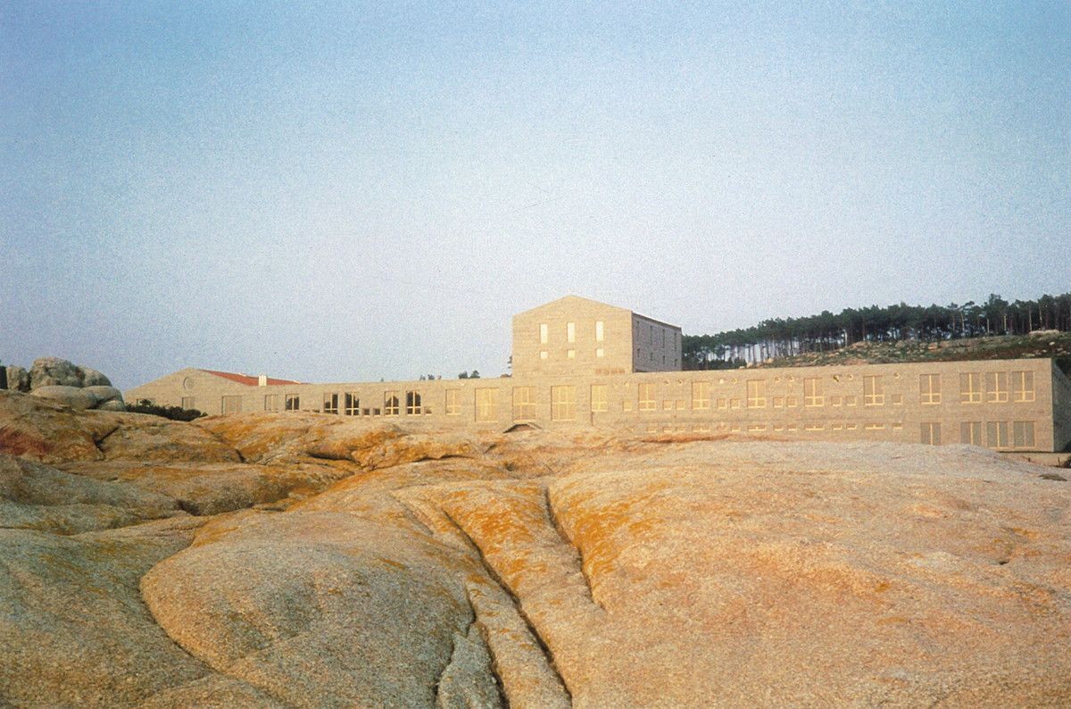 Escola Formación Pesqueira en A Illa de Arousa, obra en la que participó la arquitecta Pascuala Campos