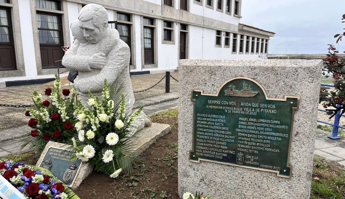 Estatua en lembranza das vítimas de naufraxios e placa de recordo ás vítimas do Villa de Pitanxo, en Cambados