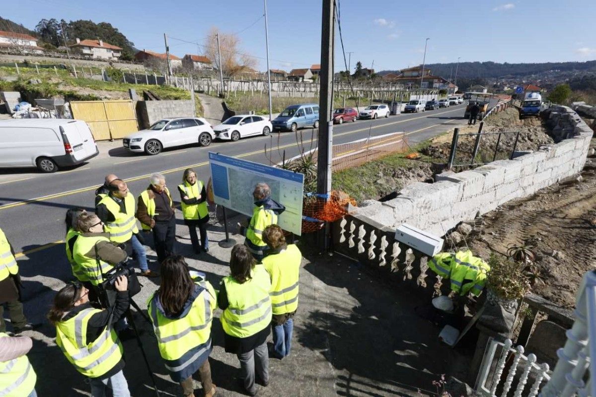 Ethel Vázquez supervisa la obra de la nueva senda en la PO-308 entre Fontenla y Combarro