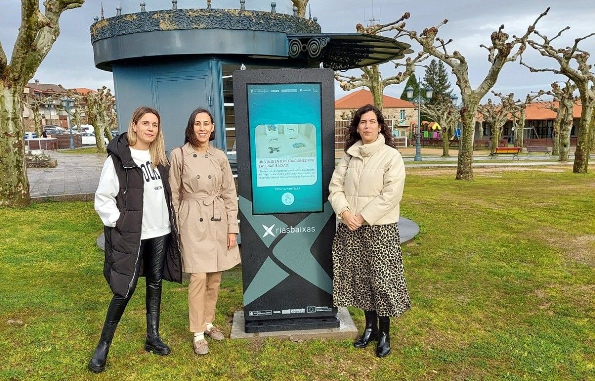 Ana Laura Iglesias, diputada provincial de Turismo, en el tótem de Meis