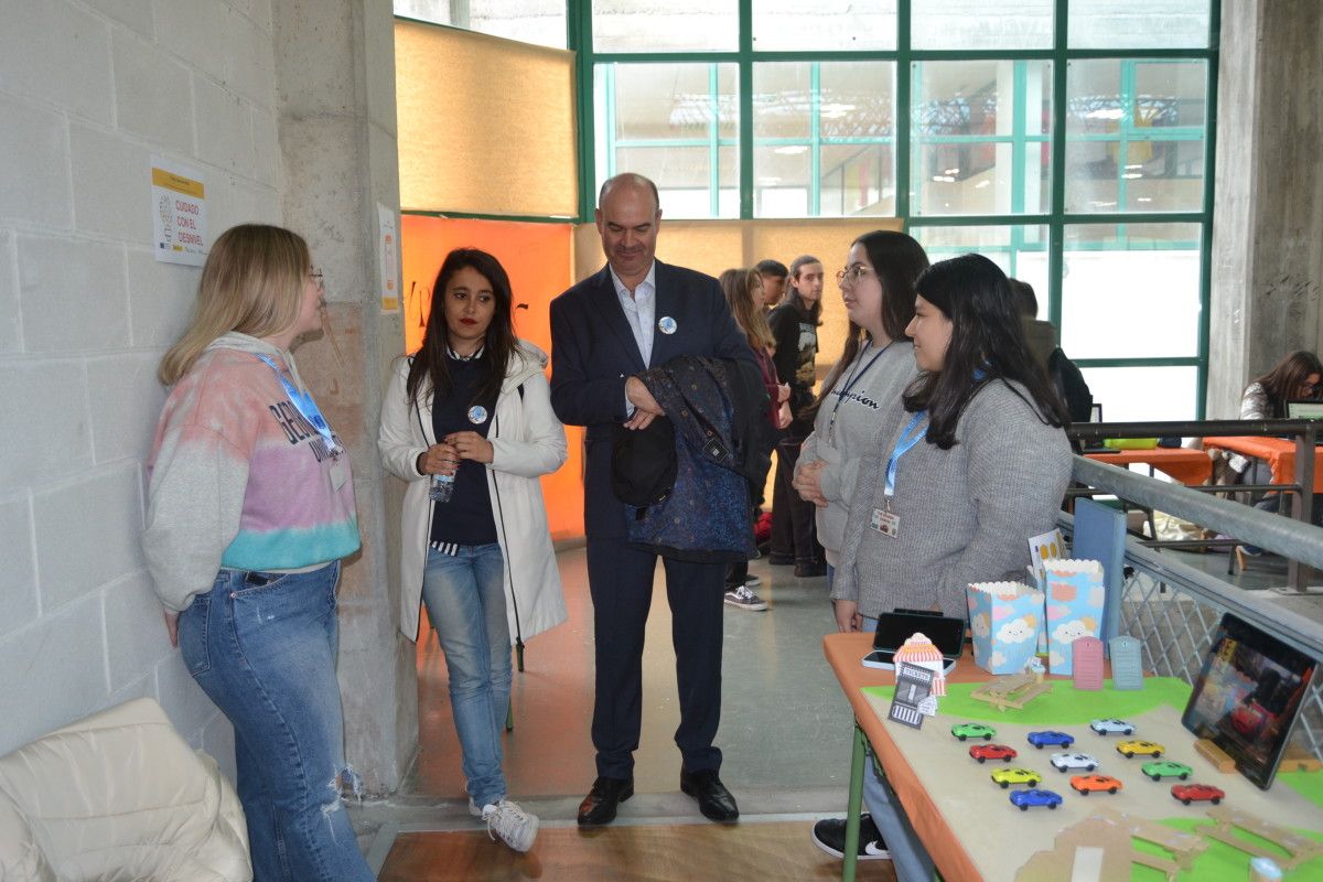 El alcalde de Bueu habla con un grupo de alumnas en la feira eMprende