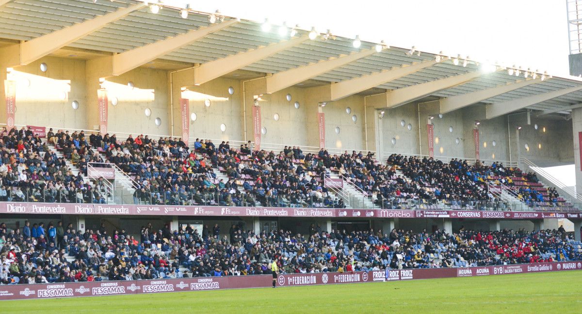 Partido de Primera RFEF entre Pontevedra CF y Real Madrid Castilla en Pasarón