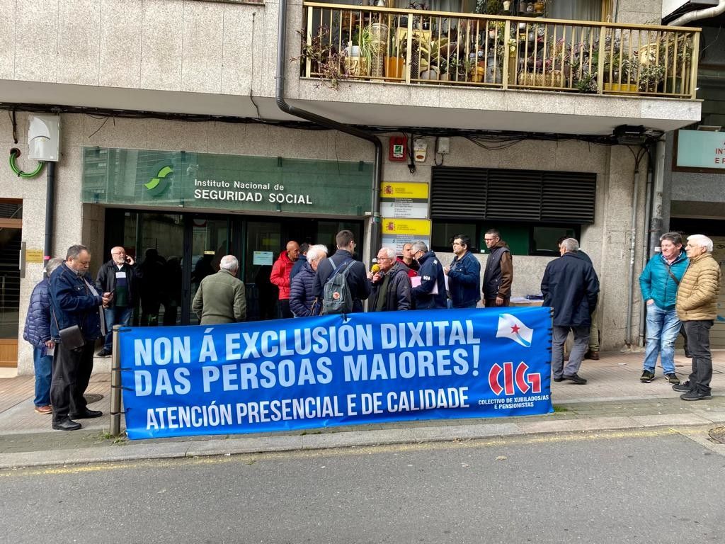 Xubilados e persoas pensionistas da CIG durante a protesta diante do INSS