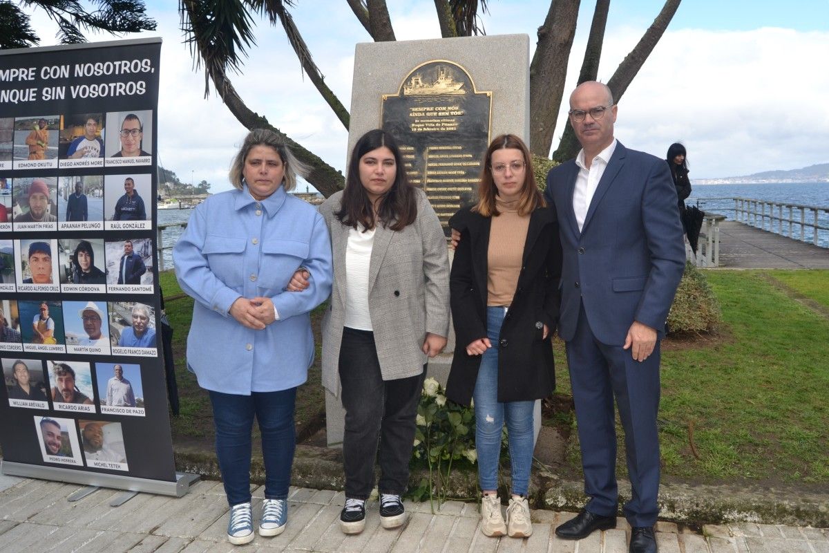 O alcalde Félix Juncal con familiares de Fernando Santomé, veciño de Bueu, falecido no Villa de Pitanxo