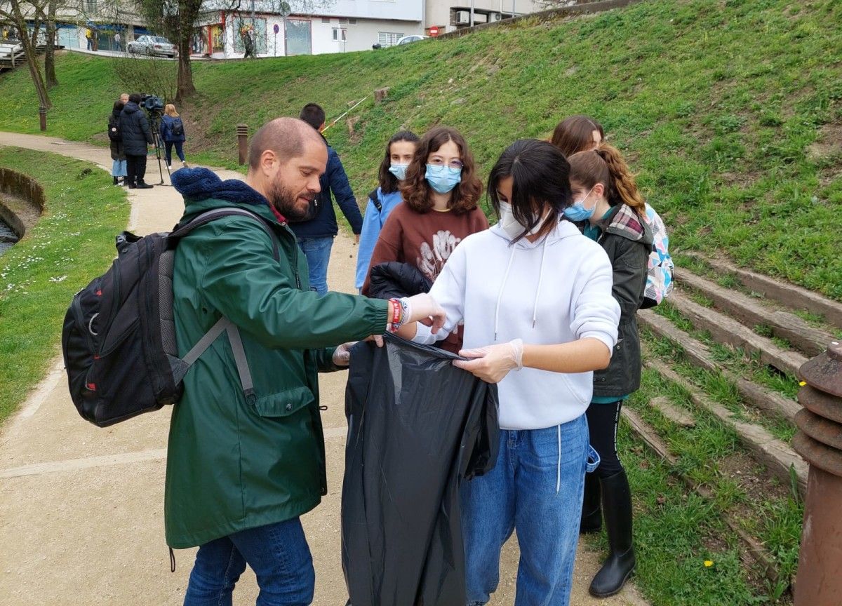 Iván Puentes, concejal de Desenvolvemento Sostible, colabora en la retirda de basura en el Gafos