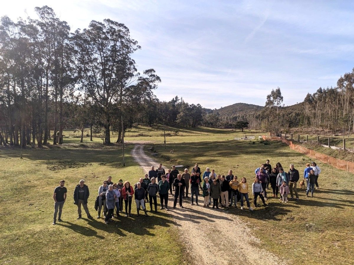 Participantes en el recorrido por el monte Acibal