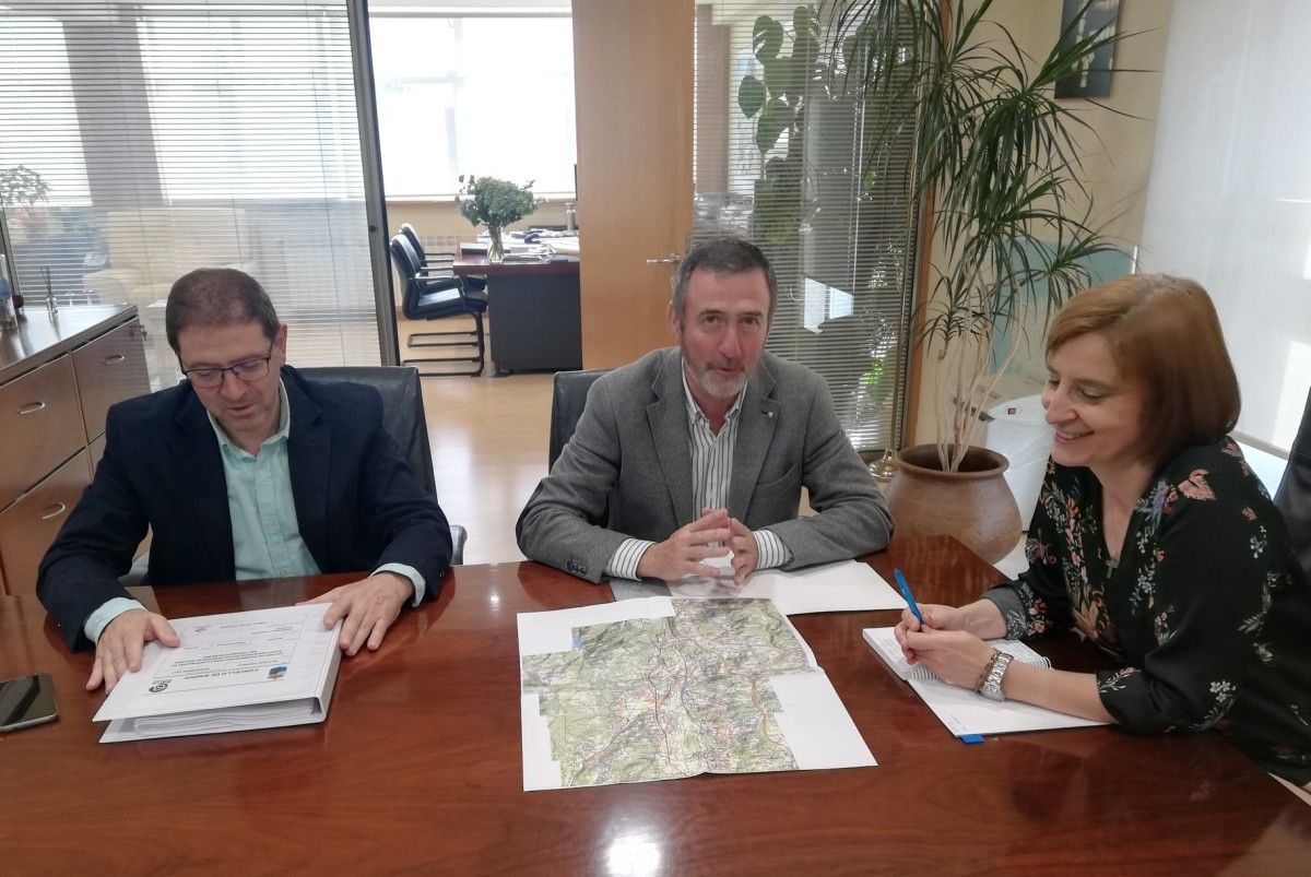 Iván Bello, Xosé Manuel Fernández Abraldes, concejal y alcalde de Barro, conversan con Teresa Gutiérrez López, directora de Augas de Galicia