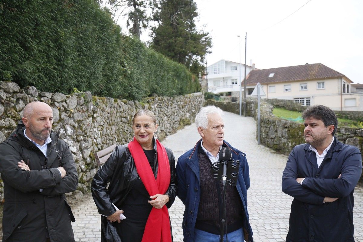 Carmela Silva visitó la reforma de la principal vía de la Seara y del Camino Casal