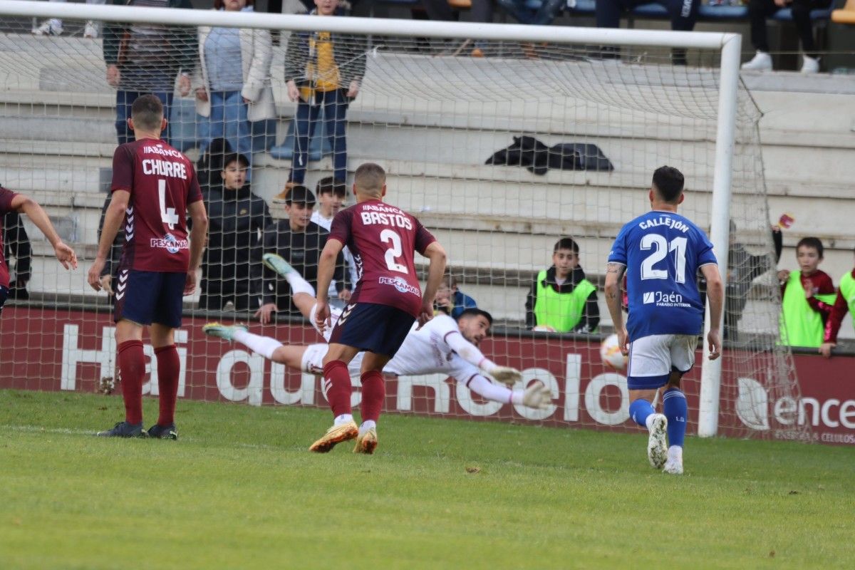 Pablo Cacharrón para un penalti en Pasarón en el partido entre el Pontevedra CF y el Linares