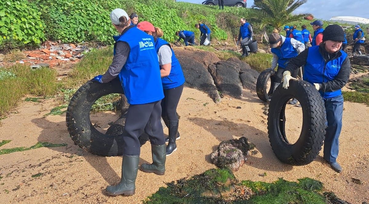 Voluntariado de Afundación retira neumáticos de los fondos de A Illa de Arousa