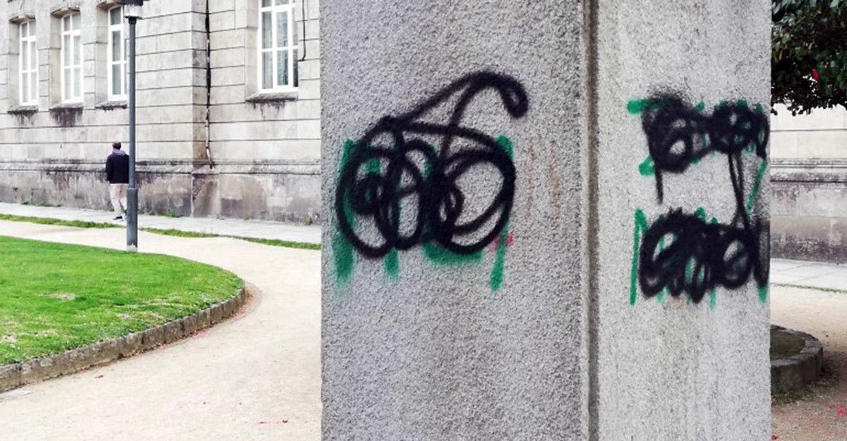 Pintada en el pedestal de la estatua de Colón, en los Jardines de Vicenti