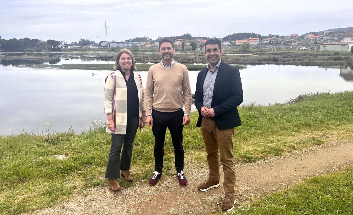 Luisa Piñeiro, Suso Sueiro y Luis López, del PP, en Meaño