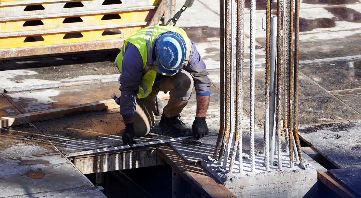 Unha persoa traballando na construción