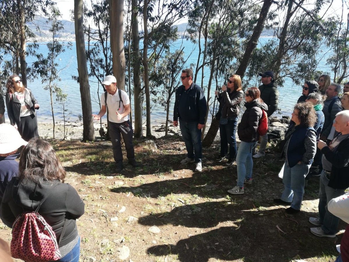 Un grupo de personas visita la isla de Tambo