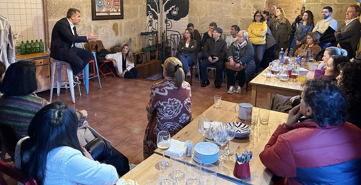 Rafa Domínguez, candidato del PP, durante el encuentro con comerciantes