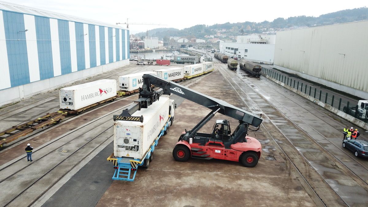 Movimiento de mercancía en el Puerto de Marín