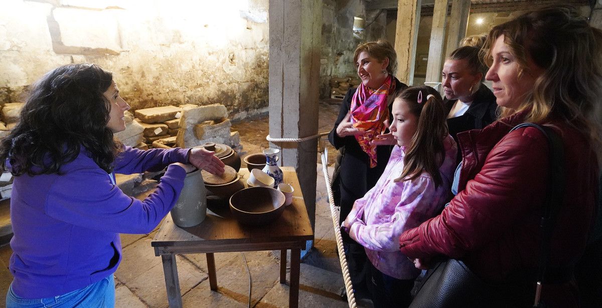 Residentes de las parroquias del rural pontevedrés visitan Santa Clara