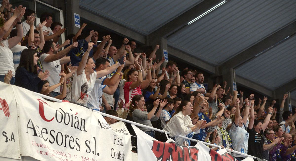 Derbi de la Liga Asobal entre Cisne y Cangas en el Pabellón Municipal