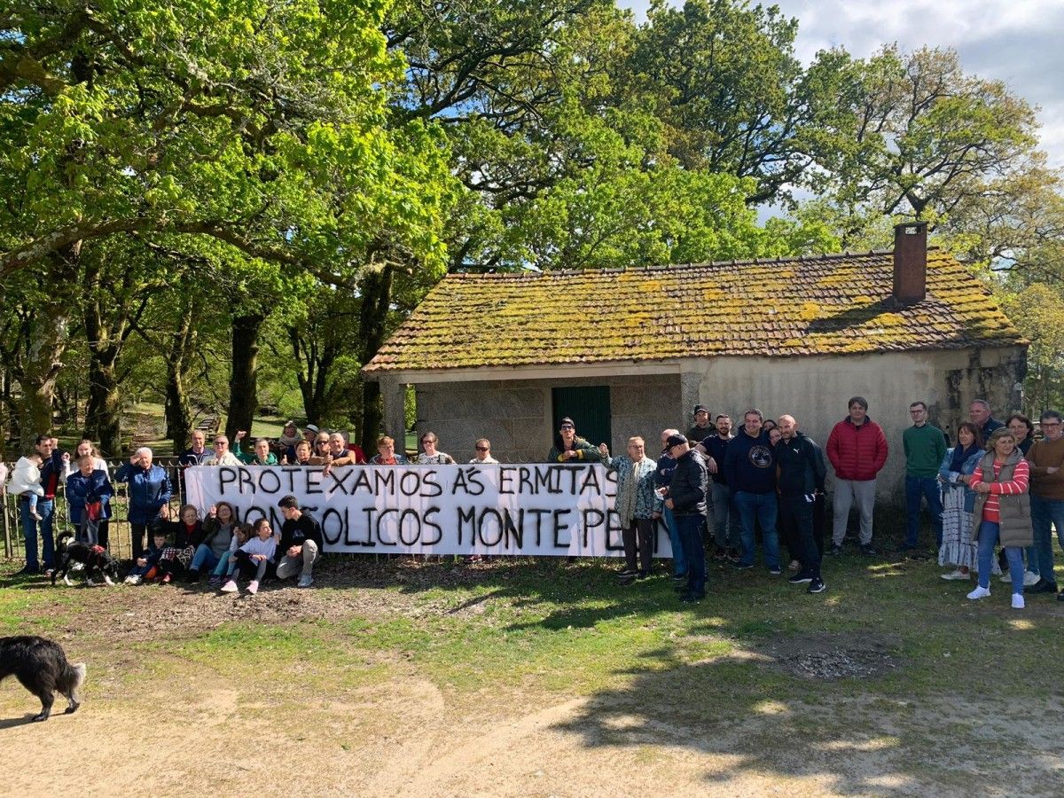 Manifestación contra el parque eólico en Monte Peón que amenaza As Ermidas