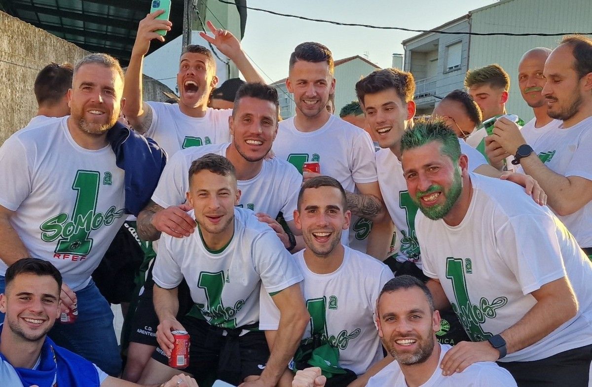 Los exgranates Pol Bueso y Adrián Cruz, en la celebración del ascenso del Arenteiro a Primera Federación