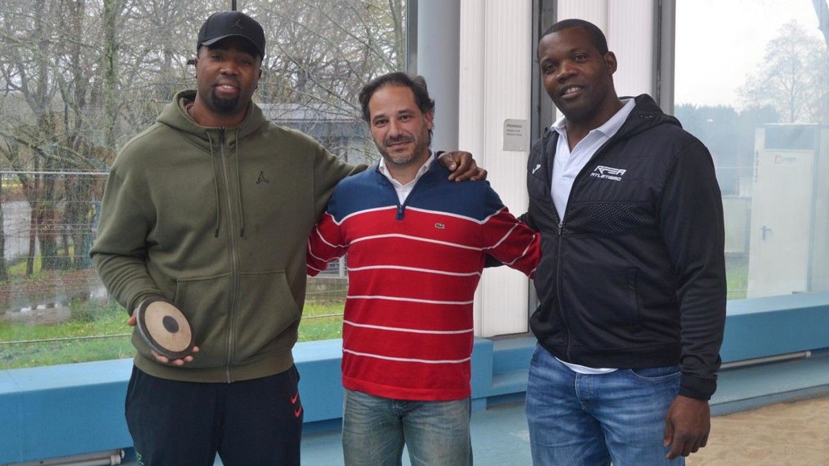 Mauricio Ortega, con Óscar García y Frank Casañas