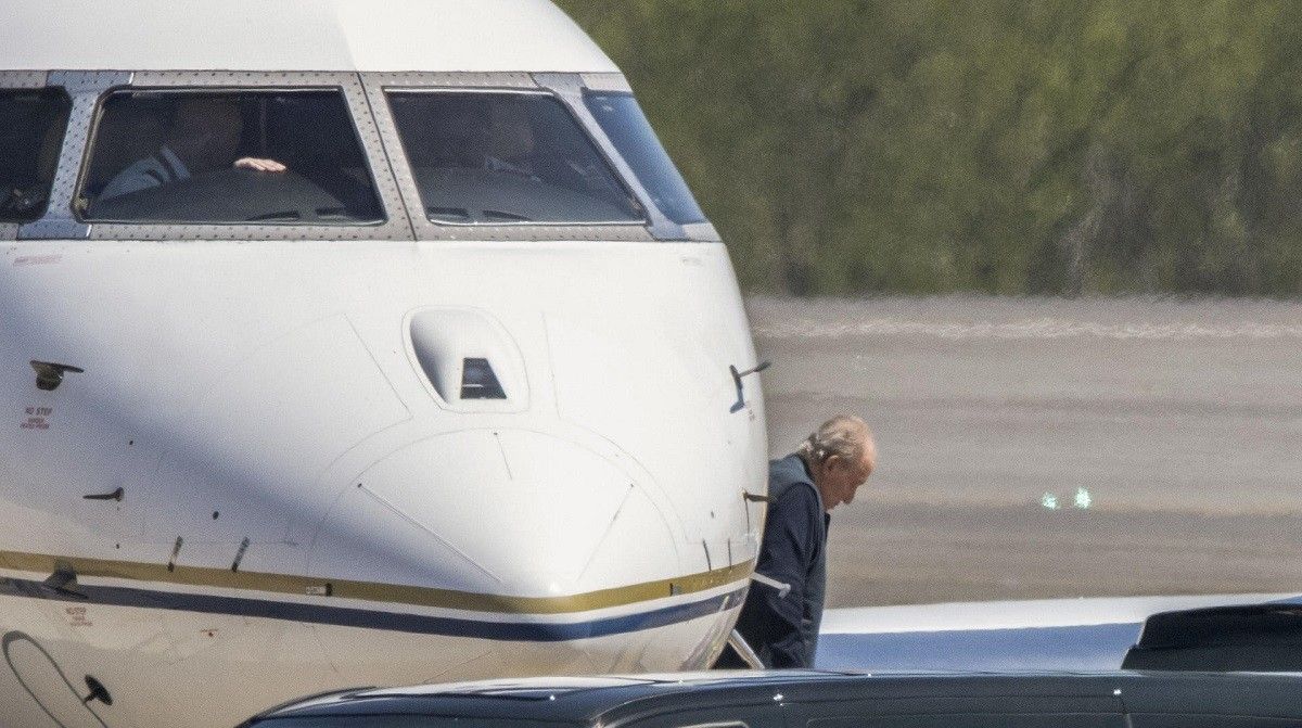 Juan Carlos I baja del avión tras su llegada a Peinador