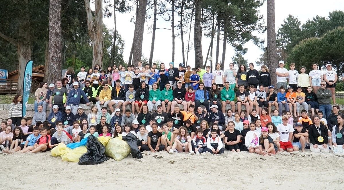 Participantes en la limpieza voluntaria de la playa de Cabeceira