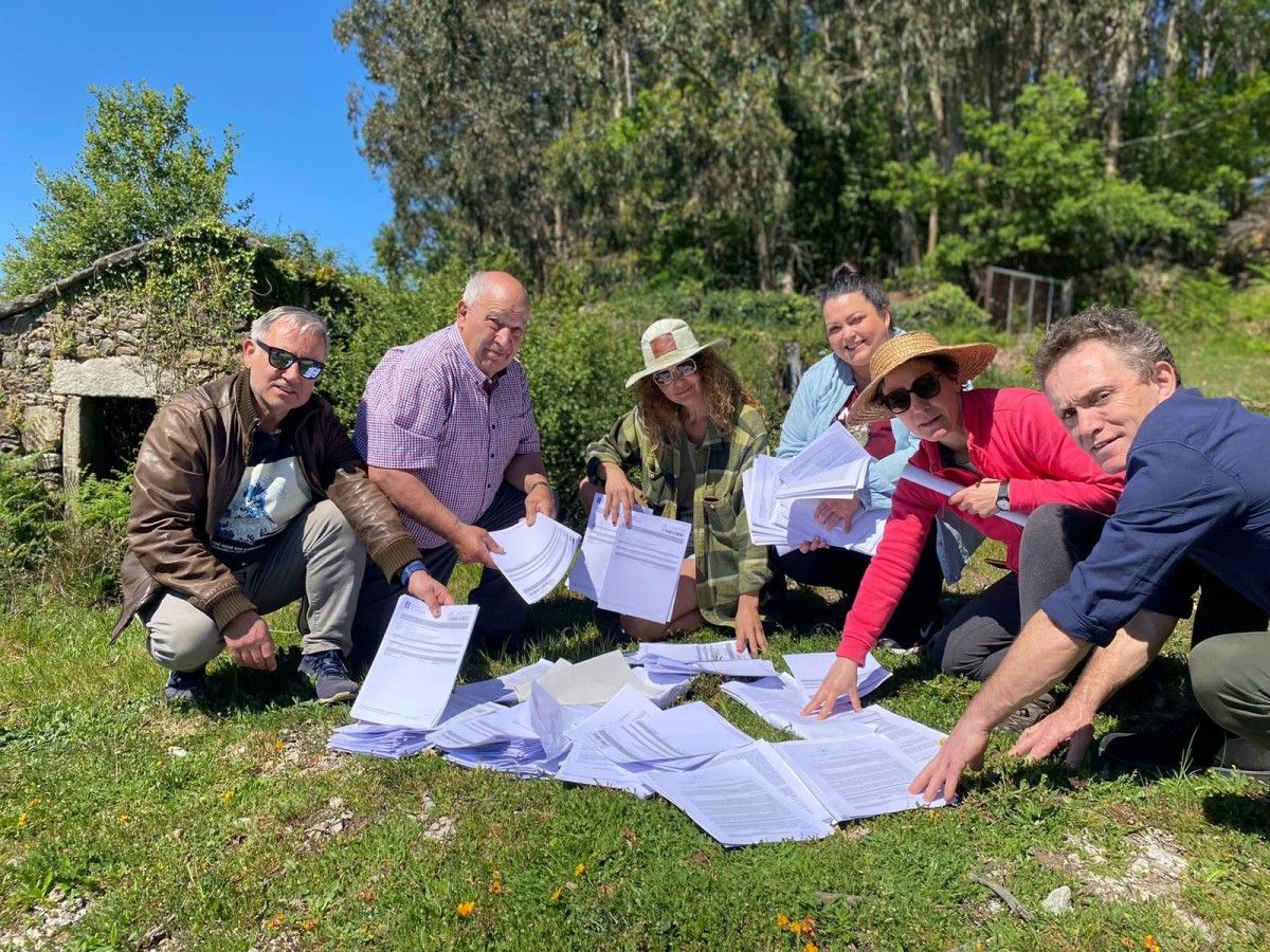 Representantes del Colectivo do Vento de Campo Lameiro y la plataforma Amil Sen Eólicos con alegaciones al parque eólico Zudreiro