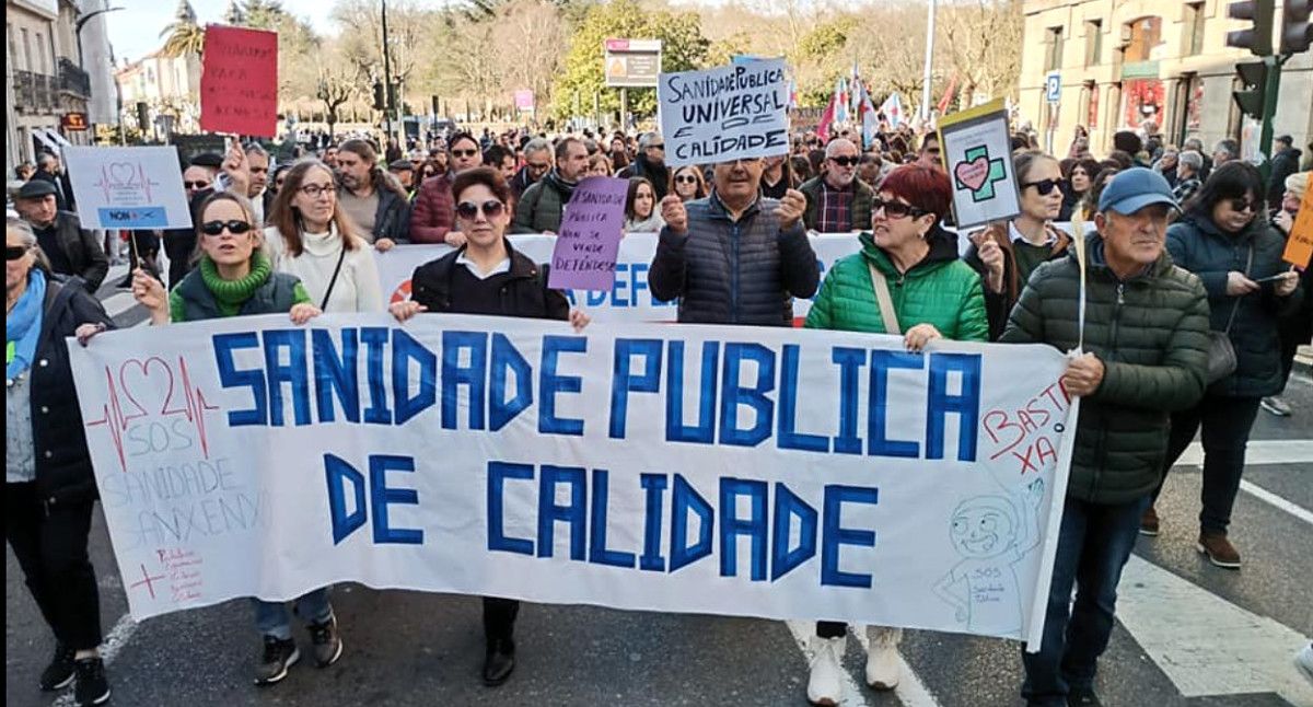 Representantes de SOS Sanidade Pública Sanxenxo en la manifestación en Santiago